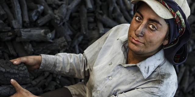 Torakçı kadınların mangal kömürü mesaisi