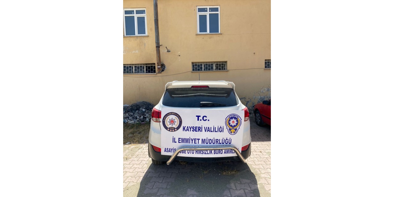 Kayseri'de çekiciyle çalınan otomobil bulunarak sahibine teslim edildi