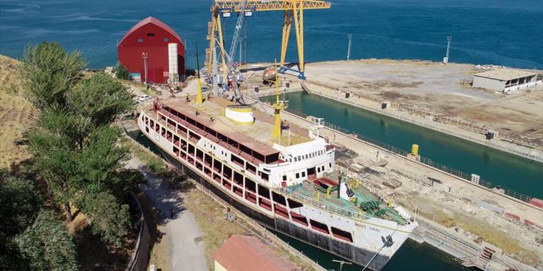 'Yüzen otel'e dönüştürülen feribot, Van Gölü'nde turizmi canlandıracak