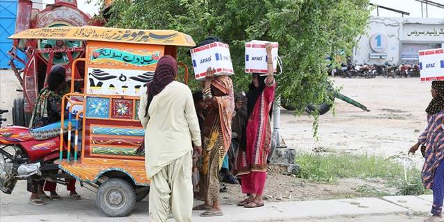 AFAD, Pakistan'daki selde ihtiyaç sahiplerine yardımlarını sürdürüyor