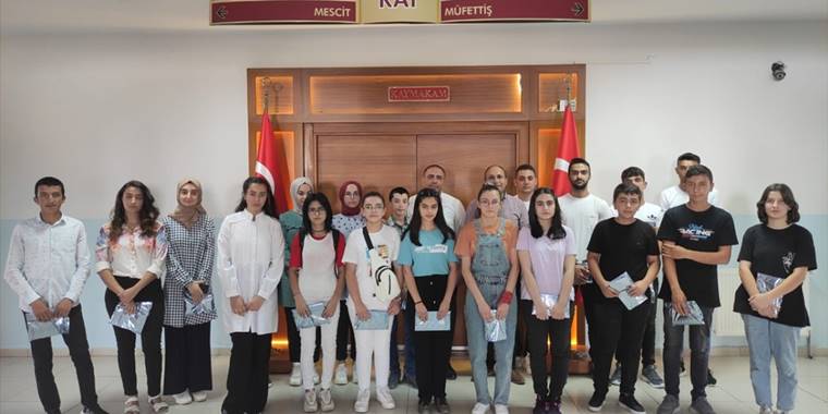 Ulaş Kaymakamı Baş, YKS ve LGS'de başarılı olan öğrencileri ödüllendirdi