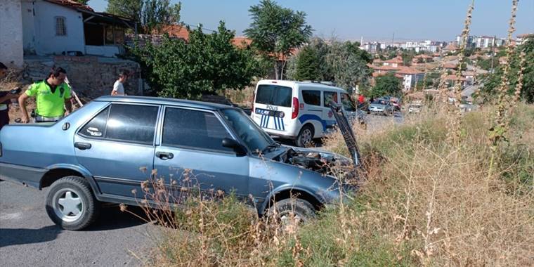 Kırıkkale'de ambulansla otomobil çarpıştı, 3'ü sağlık çalışanı 4 kişi yaralandı