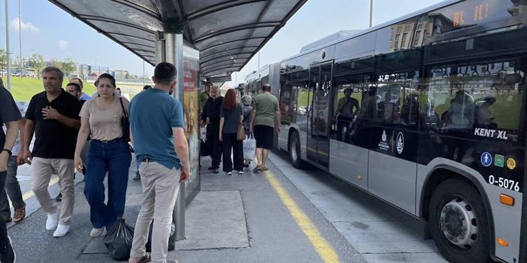 Cevizlibağ Metrobüs Durağı beton yol çalışması sebebiyle Söğütlüçeşme yönüne kapatıldı