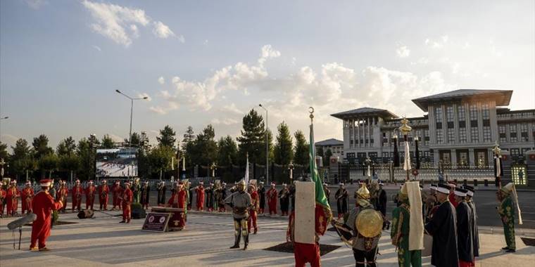 Cumhurbaşkanlığı Muhafız Alayı Tüfekli Gösteri Bölüğü nöbet değişim töreni yapıldı