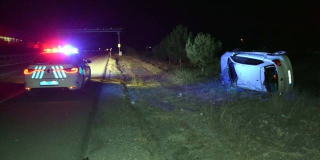 Kırıkkale'de devrilen otomobildeki 2 kişi yaralandı