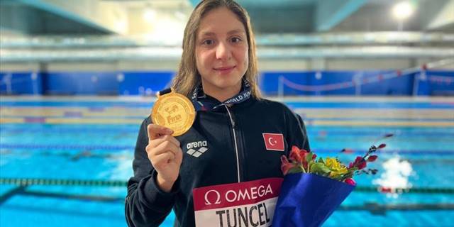 Merve Tuncel, Dünya Gençler Yüzme Şampiyonası'nda altın madalya kazandı