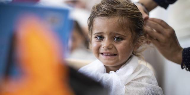 Türk kadınları İdlib'de saç bakımlarını yaptıkları yetimlerin gönüllerine sevgi bağı ördü