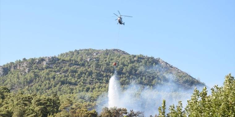Antalya'da Adrasan Sahili'ne yakın bölgede çıkan orman yangınına müdahale ediliyor