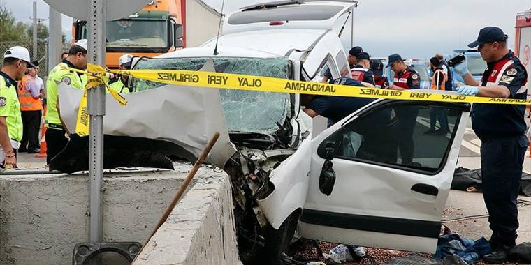 Bolu'da gişelere çarpan hafif ticari araçtaki 3 kişi öldü, 1 kişi yaralandı