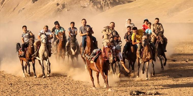 Van'daki Kırgız Türkleri ülkelerinin 31. bağımsızlık yıl dönümünü kutladı