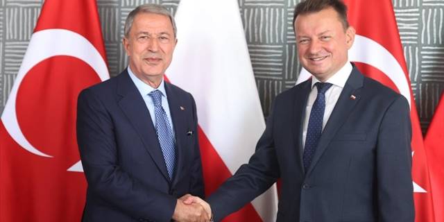 Bakan Akar, Polonyalı mevkidaşı Blaszczak ile görüştü