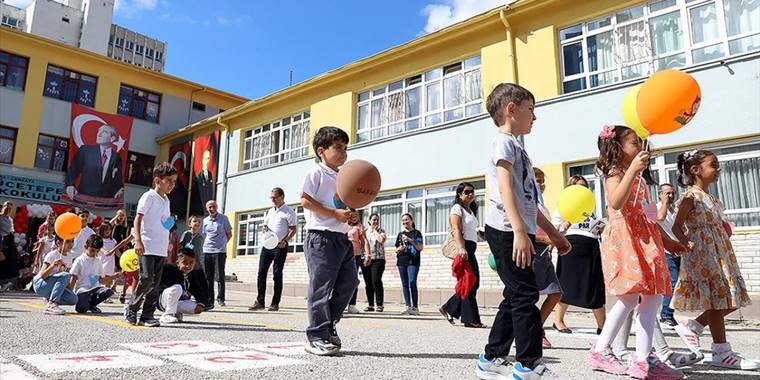 Uyum eğitiminin ikinci gününde öğrenciler velileriyle okullara geldi