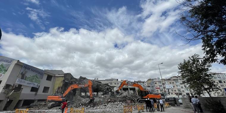 Kayseri'de Dedeman Ortaokulu binasının yıkımı tamamlandı