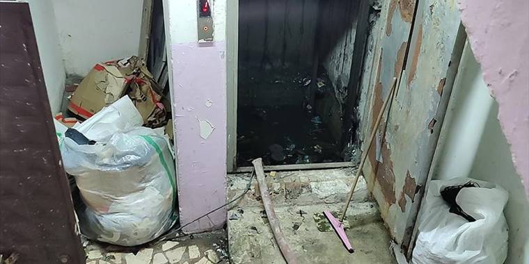 Sultangazi'de rögar kapaklarından taşan mavi renkli su tedirginlik yarattı