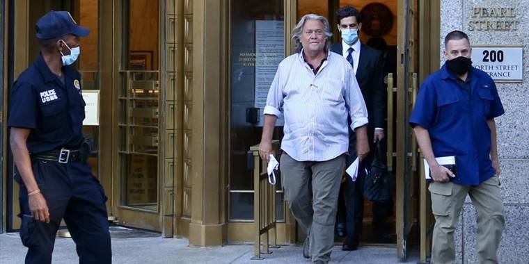 Trump'ın eski danışmanı Steve Bannon, New York'ta teslim oldu
