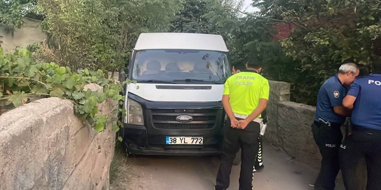 Kayseri'de polisten kaçarken 5 araca çarpan, 1 çocuğu yaralayan kişi yakalandı