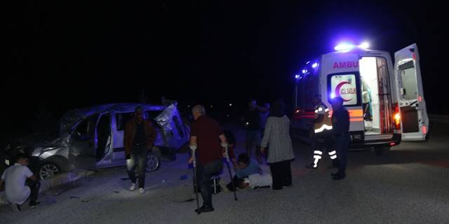 Sivas'ta düğüne gidenlerin bulunduğu  hafif ticari aracın devrildiği kazada 7 kişi yaralandı