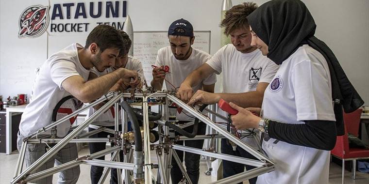 Dikey İnişli Roket Yarışması şampiyonu ekibin hedefi, Ay'a inmek