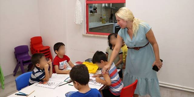 Rektör Özkan, çöp evde bulunup Antalya'da koruma altına alınan çocuğu ziyaret etti