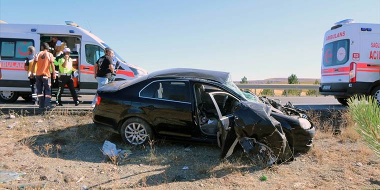 Sivas'ta tıra arkadan çarpan otomobildeki biri çocuk 7 kişi yaralandı