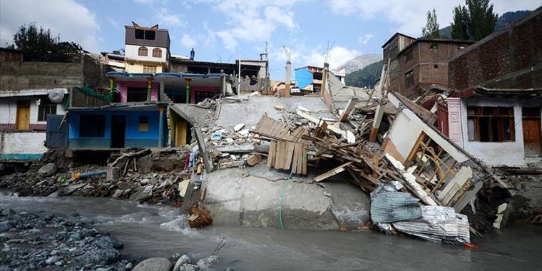 Pakistan'da muson yağmurları sebebiyle ölenlerin sayısı 1396'ya çıktı