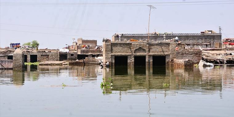 Pakistan'ın Sindh eyaletinde okulların yüzde 40'ı sel sonucu yıkıldı