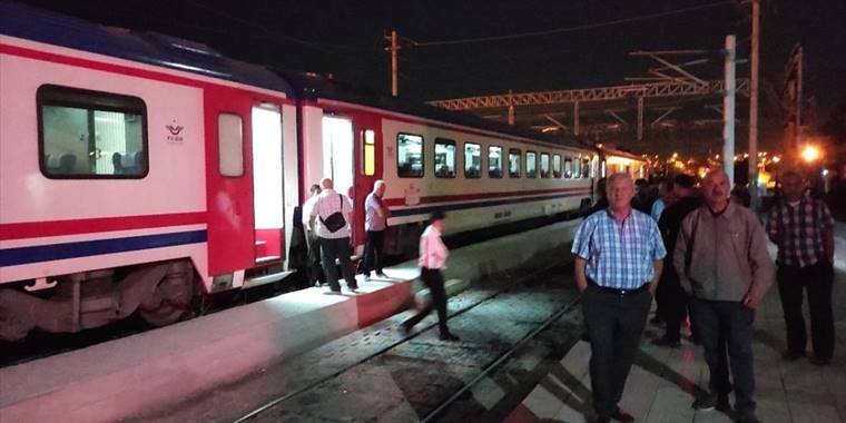 Doğu Ekspresi'nin vagonu Yozgat'ta raydan çıktı, Ankara-Kayseri demir yolu ulaşıma kapandı
