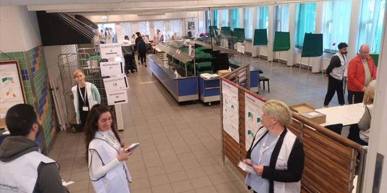 İsveç'te halk, genel ve yerel seçimler için sandık başında