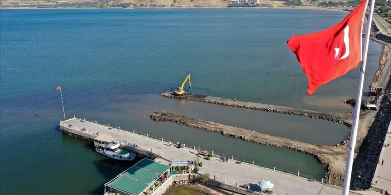 Van Gölü, zeminindeki kirlilikten arındırılıyor