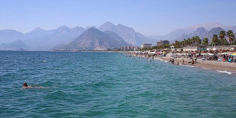 Antalya sahillerinde yoğunluk azaldı