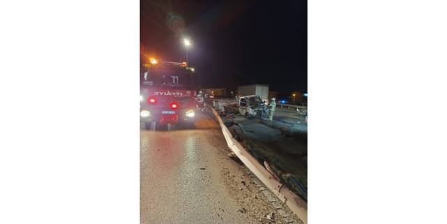 Kırıkkale'de bariyerlere çarpan kamyonetteki 3 kişi yaralandı