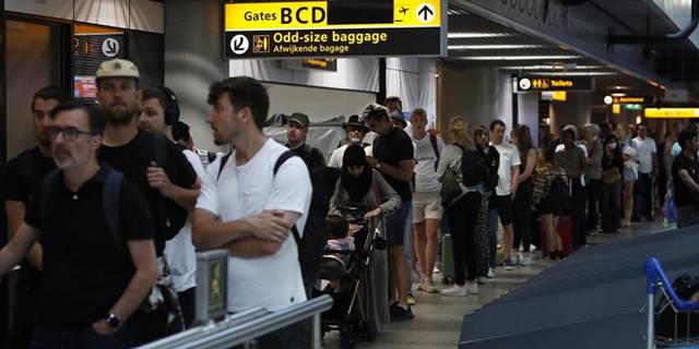 Amsterdam havalimanında personel eksikliği ve aşırı yoğunluk krizi sürüyor