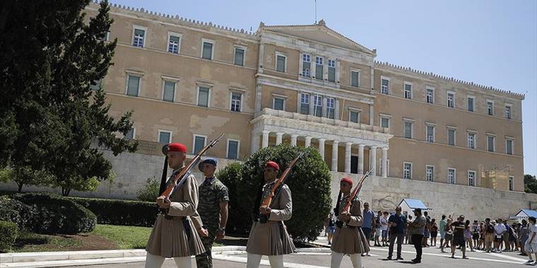 Yunanistan Parlamentosu enerji tasarrufu için ışıklandırmayı sınırlandırıyor