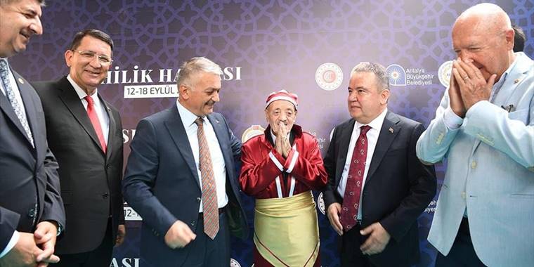 Antalya'da 77 yıllık terzi 'yılın ahisi' seçildi