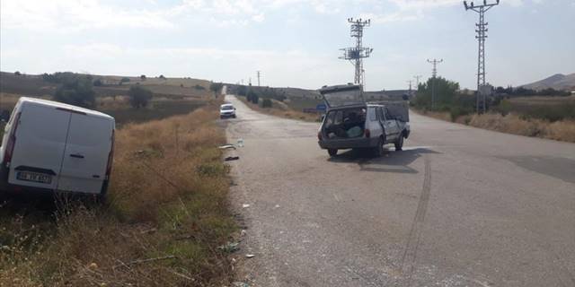 Çankırı'da kamyonet ile otomobilin çarpışması sonucu 1 kişi öldü, 2 kişi yaralandı