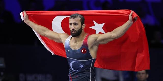 Milli güreşçi Burhan Akbudak dünya şampiyonu oldu