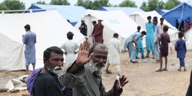 AFAD, Pakistan'daki sel felaketinde ihtiyaç sahipleri için çadır kurmayı sürdürüyor
