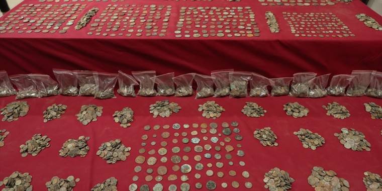 İzmir'de yurt dışına kaçırılmaya çalışan 8 bin 194 sikke ele geçirildi