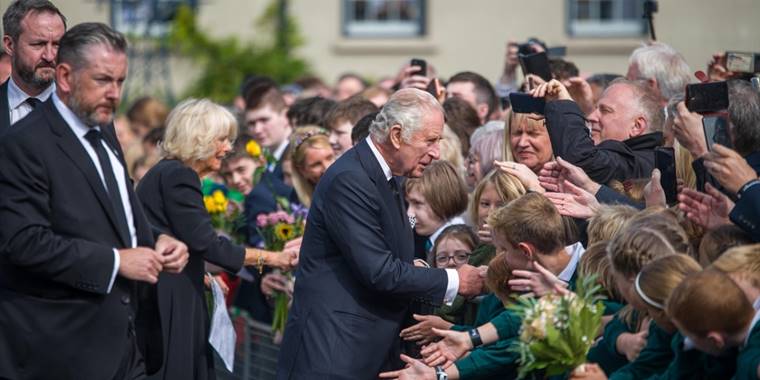 İngiltere Kralı 3. Charles Kuzey İrlanda'ya gitti