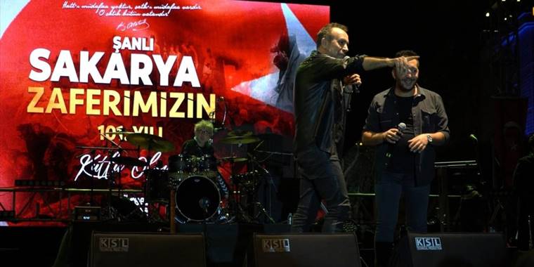 Haluk Levent, Sakarya Zaferi kutlamaları kapsamında Polatlı'da konser verdi