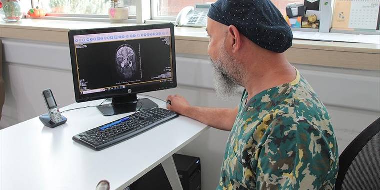 Hapşırma şikayeti olan iki hastanın burunlarından sinek larvası çıktı