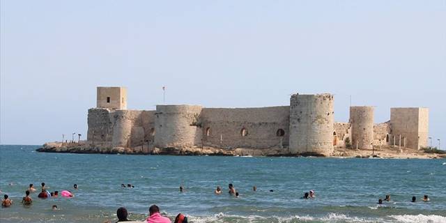 Mersin'deki Kızkalesi'nde turizm hareketliliği sürüyor