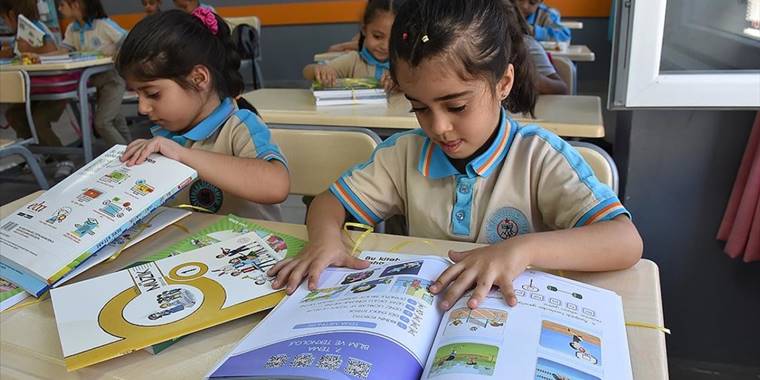 Bakan Yanık, geçen dönem eğitime yaptıkları yardımları paylaştı