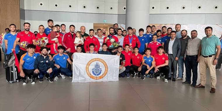 Dünya şampiyonu Grekoromen Güreş Milli Takımı, yurda döndü