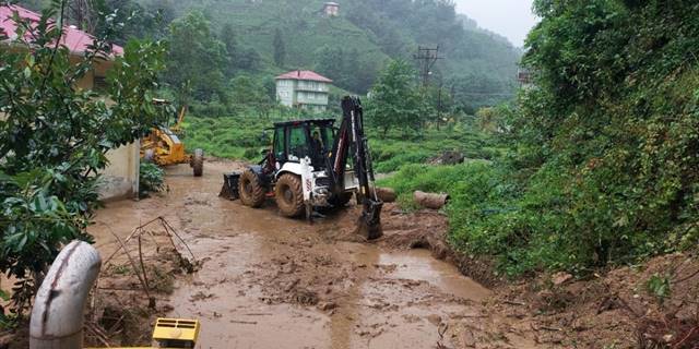 Rize'de şiddetli yağış heyelanlara yol açtı