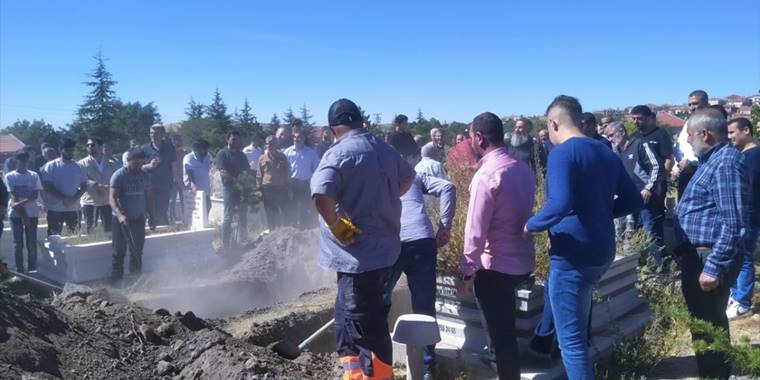 Almanya'da nehirde boğulan baba ve oğlunun cenazesi Konya'da toprağa verildi