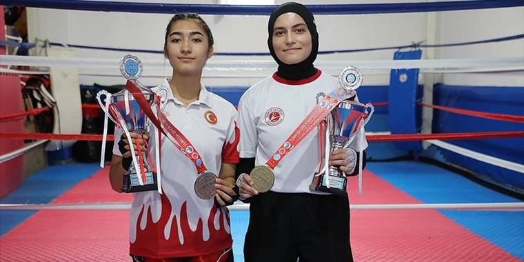 Kick boksta dünya şampiyonu kardeşlerin hedefi hep zirvede kalmak