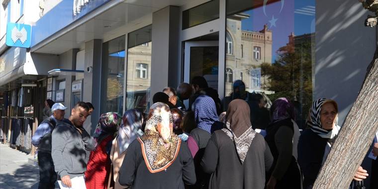 Aksaray'da sosyal konut projesine başvuru yapmak isteyenler banka önlerinde yoğunluk oluşturdu