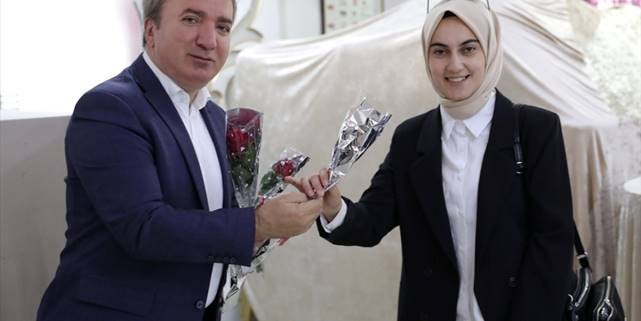 İlk ataması Aksaray'a yapılan öğretmenler karanfillerle karşılandı