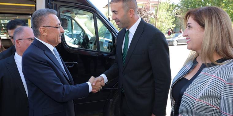 Cumhurbaşkanı Yardımcısı Oktay, Sivas'ta Alibaba Cemevi'ni ziyaret etti